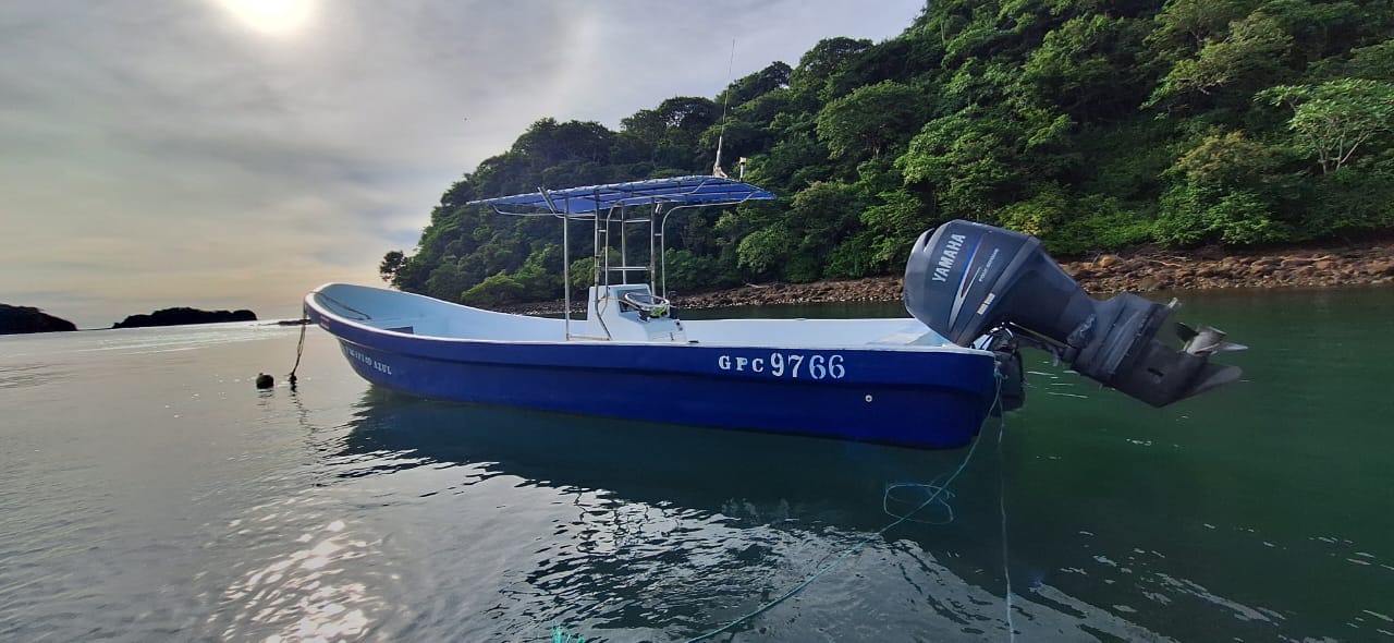 Pacifico Azul — 30-foot panga charter boat with 150 HP Yamaha in a cove in Guanacaste Costa Rica